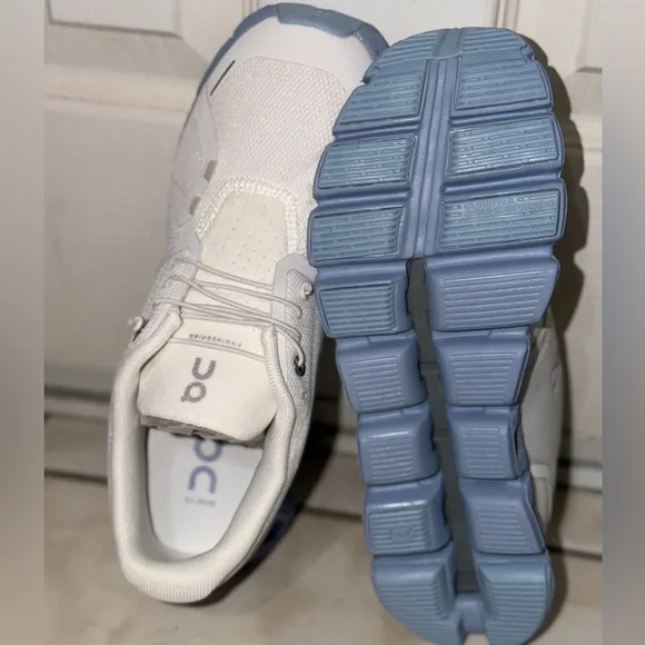 On Running Cloud Sneakers White Chambray W 9.5, M 8